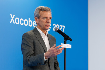 El presidente de la Xunta, Alfonso Rueda, participa en la inauguración de la nueva sala de espera de Oncología del Complexo Hospitalario Universitario de Santiago (CHUS)
