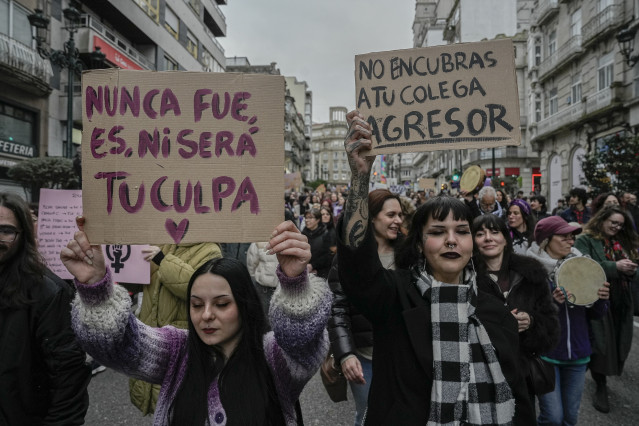 Manifestantes durante la marcha del 8M, a 8 de marzo de 2026, en Vigo, Galicia (España).