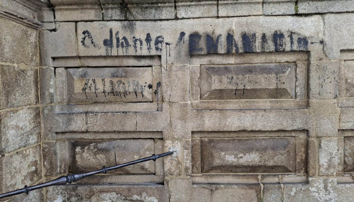 Pintada en la fachada del monasterio de Celanova de las Mocidades Galeguistas, a 6 de marzo de 2026.