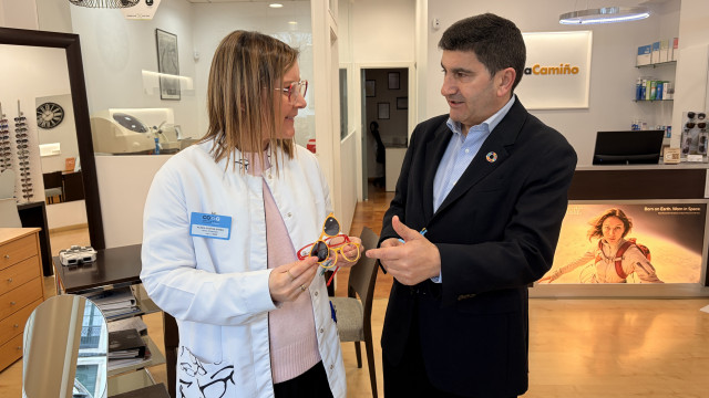 La responsable de Óptica Camiño, Alexia Castro, y el delegado del Gobierno, Pedro Blanco