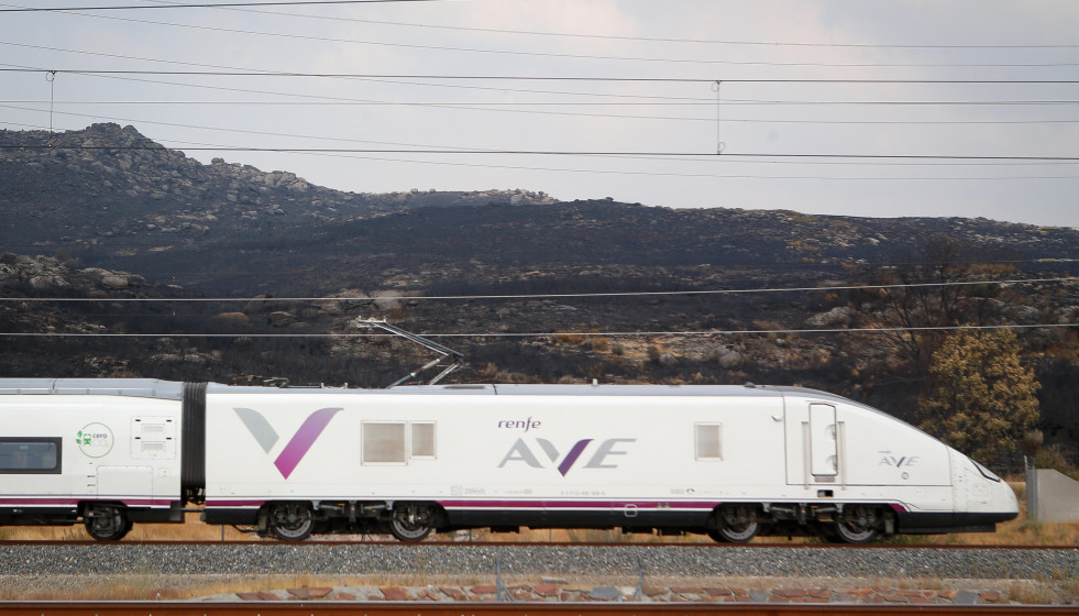 Archivo - Un tren de la línea AVE Madrid-Galicia
