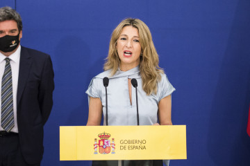 Archivo - La vicepresidenta tercera del Gobierno y ministra de Trabajo y Economía Social, Yolanda Díaz, interviene en la firma del V Acuerdo Social en Defensa del Empleo, a 27 de mayo de 2021, en el