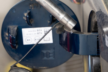 Repostaje en una gasolinera, a 3 de marzo de 2026, en Madrid (España). La guerra en Irán ha elevado con fuerza el precio del petróleo, con el Brent acercándose a los 80 dólares por barril ante el