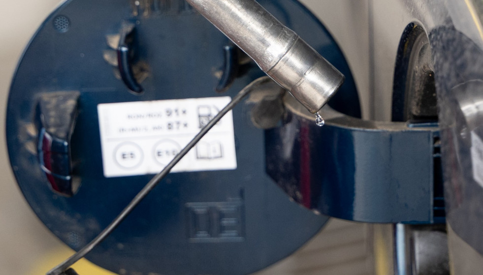 Repostaje en una gasolinera, a 3 de marzo de 2026, en Madrid (España). La guerra en Irán ha elevado con fuerza el precio del petróleo, con el Brent acercándose a los 80 dólares por barril ante el