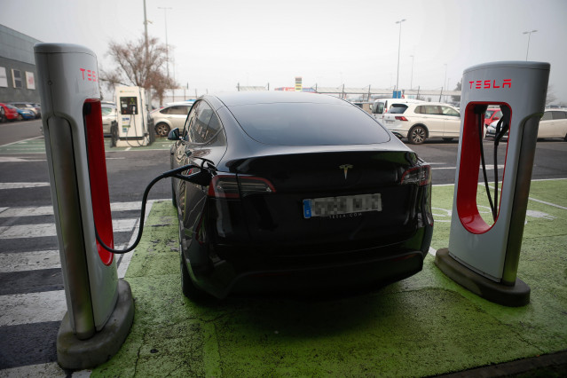 Archivo - Un vehículo en un punto de carga en una electrolinera, a 18 de diciembre de 2023, en Lugo, Galicia (España). La Asociación Española de Fabricantes de Automóviles y Camiones (ANFAC) estima que hay 25.180 puntos de Recarga de Acceso Público en Esp