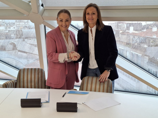 Mouriño y Sánchez tras firmar el convenio.