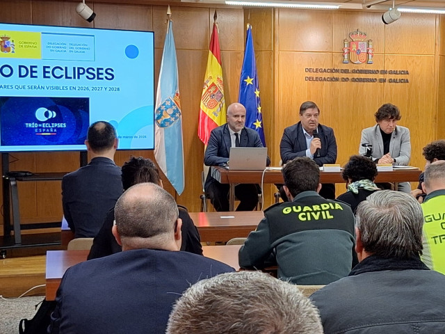 El subdelegado del Gobierno en A Coruña, Julio Abalde, preside una reunión por el eclipse solar de agosto