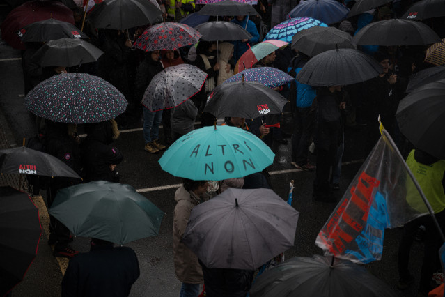 Archivo - Varias personas durante una nueva manifestación contra Altri, a 22 de marzo de 2025, en Pobra do Caramiñal, A Coruña, Galicia.