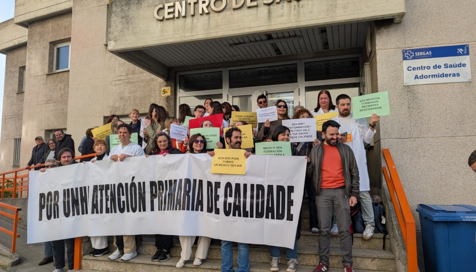 Concentración convocada por el sindicato médico O'Mega ante el centro de salud de Adormideras. A Coruña.