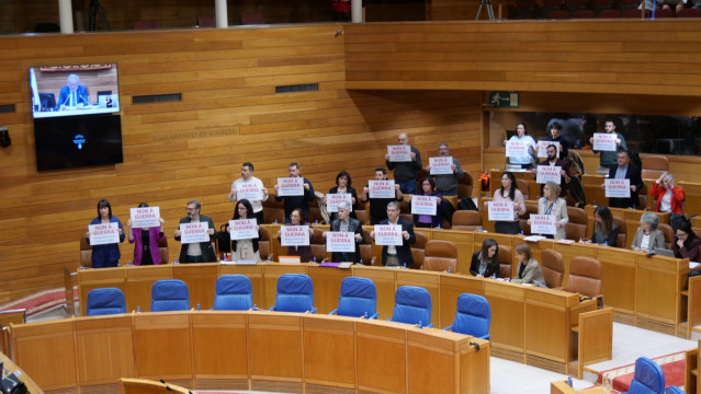 El grupo parlamentario del BNG en el Pazo do Hórreo porta carteles de 'No a la guerra. Imperialismo nunca más'.