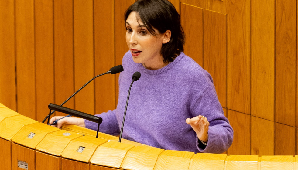 Archivo - La conselleira de Economía e Industria, María Jesús Lorenzana, responde a una interpelación en el pleno del Parlamento de Galicia.