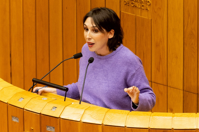 Archivo - La conselleira de Economía e Industria, María Jesús Lorenzana, responde a una interpelación en el pleno del Parlamento de Galicia.