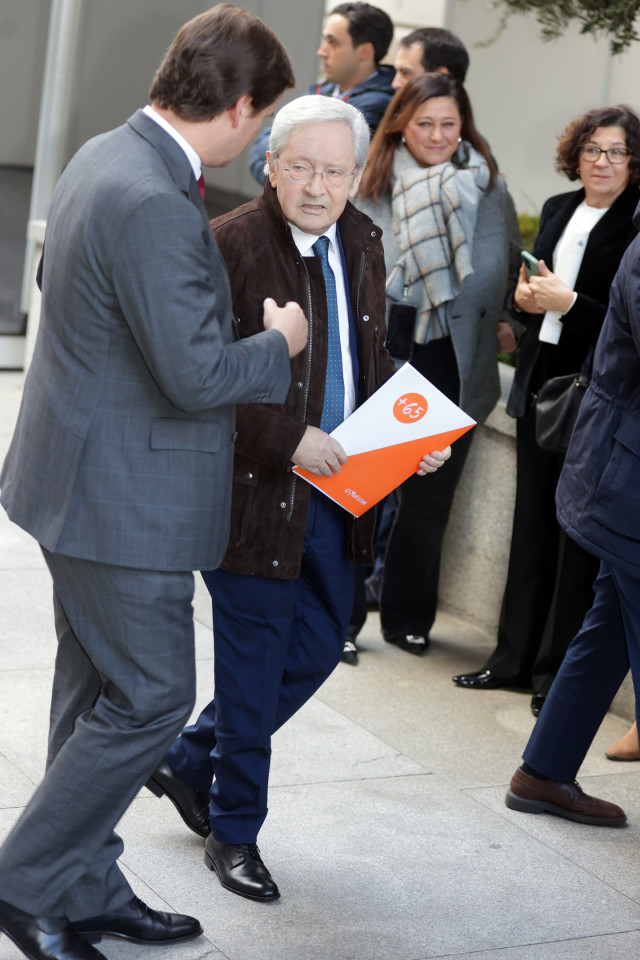 Archivo - El periodista Fernando Ónega (2i) a su llegada al acto ‘50 años después: la Corona en el tránsito a la democracia’ celebrado en el Congreso de los Diputados, a 21 de noviembre de 2025, en Madrid (España). Foto de archivo.