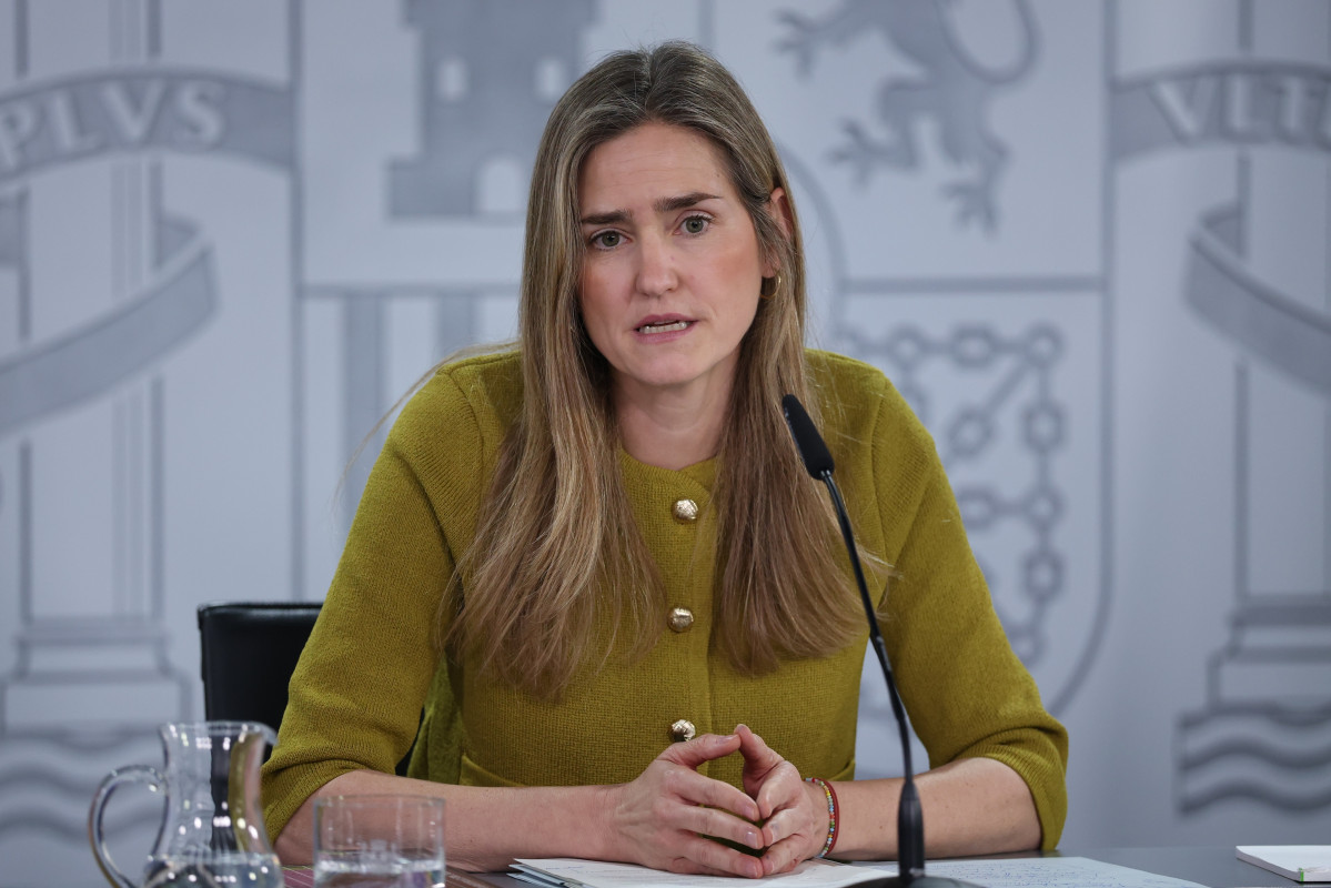 (I-D) La vicepresidenta tercera y ministra de Transición Ecológica y Retro Demográfico, Sara Aagesen, durante la rueda de prensa posterior al Consejo de Ministros, a 10 de marzo de 2026, en Madrid 