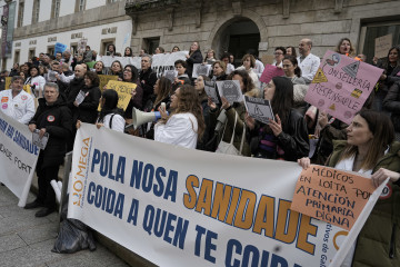 Decenas de personas durante una manifestación de médicos de toda Galicia, en Vigo.
