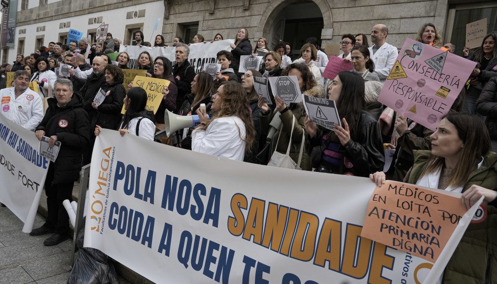 Decenas de personas durante una manifestación de médicos de toda Galicia, en Vigo.