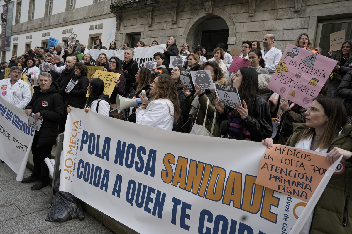 Decenas de personas durante una manifestación de médicos de toda Galicia, en Vigo.