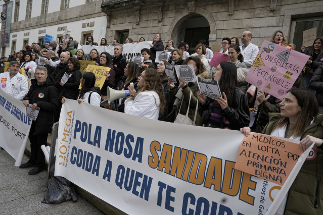 Decenas de personas durante una manifestación de médicos de toda Galicia, en Vigo.