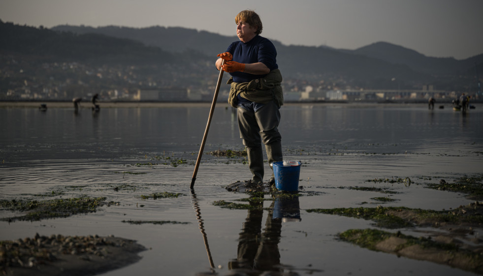 Una mariscadora trabaja en la Playa de Lourido, a 3 de marzo de 2026, en Pontevedra, Galicia (España). Los temporales que han dejado intensas lluvias en los meses de enero y febrero en Galicia han pr