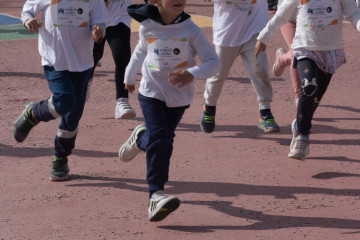 Archivo - Un grupo de niños corre durante la novena edición de 'La Vuelta al Cole', a 20 de octubre de 2023, en Leganés, Madrid.