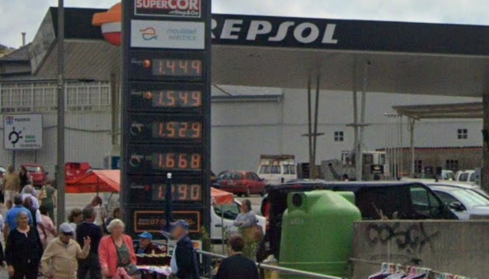 La estación de Repsol en la Nacional VI de Pedrafita de O Cebreiro suele tener unos precios de gasóleo muy bajos para atraer a los camioneros que viajan por la próxima autovía A6