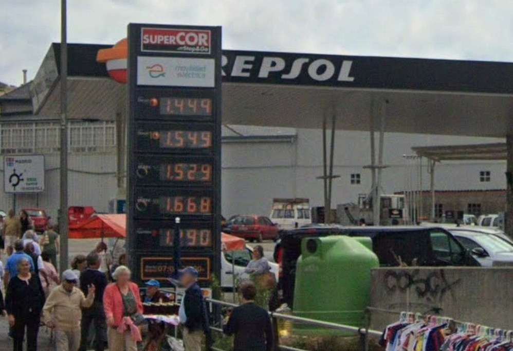 La estaciu00f3n de Repsol en la Nacional VI de Pedrafita de O Cebreiro suele tener unos precios de gasu00f3leo muy bajos para atraer a los camioneros que viajan por la pru00f3xima autovu00eda A6