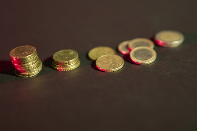 Archivo - Monedas, a 3 de septiembre de 2025, en Madrid (España). El uso del dinero en efectivo sigue disminuyendo con tan solo dos de cada diez personas eligiéndolo como método de pago habitual según el informe de PaynoPain ‘Métodos de pago: La decisión