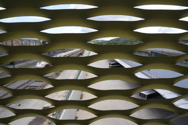 Archivo - La llegada de un tren, desde el interior de la nueva estación intermodal de Santiago de Compostela, a 22 de abril de 2021, en Santiago de Compostela, Galicia (España). La primera estación intermodal de Galicia ha quedado oficialmente inaugurada