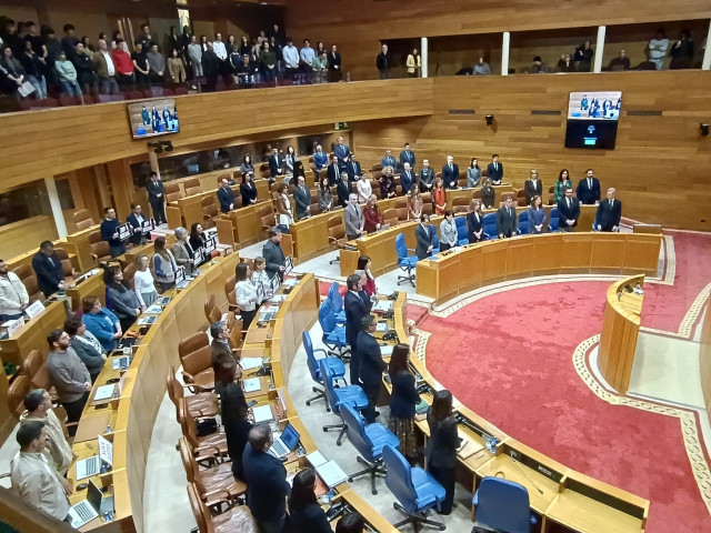 Imagen del Hemiciclo durnate el minito de silencio en recuerdo a las víctimas del atentado del 11 de Marzo de 2004