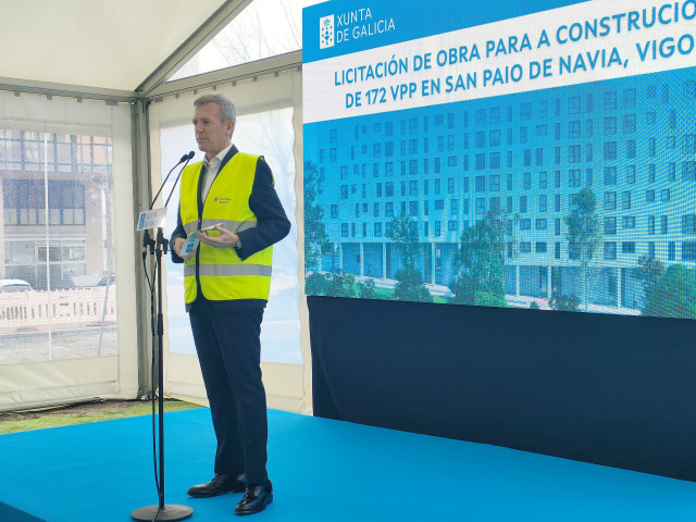 El presidente de la Xunta, Alfonso Rueda, en el acto de licitación de 172 nuevas viviendas en el barrio vigués de Navia, a 11 de marzo de 2026.