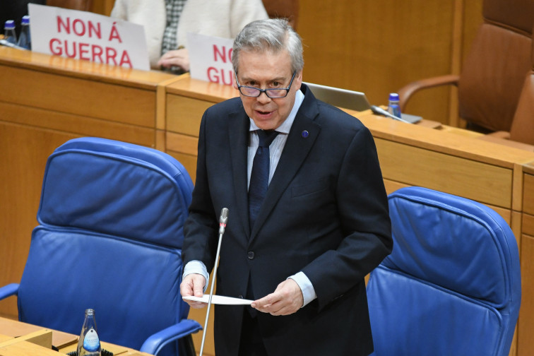 El Conselleiro de Sanidade admite la contratación de médicos sin especialidad en Galicia por la falta de personal