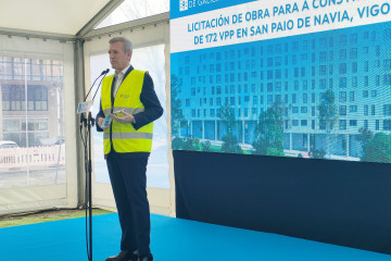 El presidente de la Xunta, Alfonso Rueda, en el acto de licitación de 172 nuevas viviendas en el barrio vigués de Navia, a 11 de marzo de 2026.