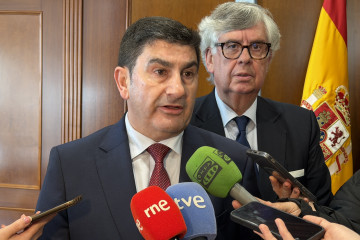 El presidente de la CEG, Juan Manuel Vieites, y el delegado del Gobierno en Galicia, Pedro Blanco, ofrecen declaraciones a los medios de comunicación