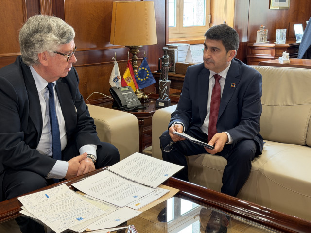 El delegado del Gobierno en Galicia, Pedro Blanco, y el presidente de la Confederación de Empresarios de Galicia (CEG), Juan Manuel Vieites, mantienen una reunión