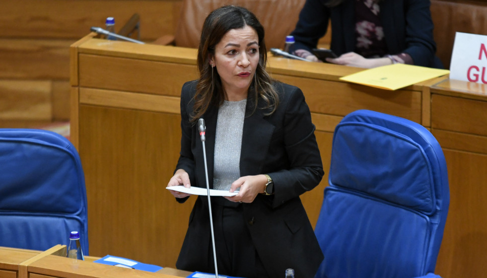 La conselleira do Mar, Marta Villaverde, responde a una pregunta en el pleno del Parlamento de Galicia.