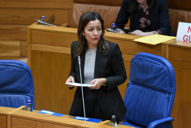 La conselleira do Mar, Marta Villaverde, responde a una pregunta en el pleno del Parlamento de Galicia.