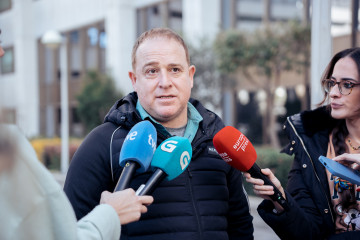 Archivo - El presidente del comité de empresa de Alcoa San Cibrao, José Antonio Zan, dando declaraciones tras la reunión de la mesa de seguimiento de Alcoa, en el Ministerio de Industria, a 26 de e