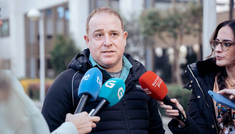 Archivo - El presidente del comité de empresa de Alcoa San Cibrao, José Antonio Zan, dando declaraciones tras la reunión de la mesa de seguimiento de Alcoa, en el Ministerio de Industria, a 26 de e