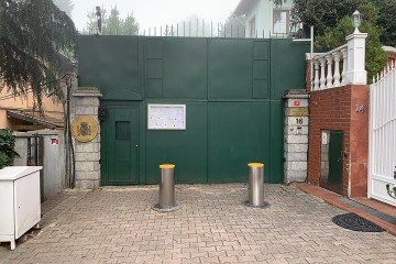 Puerta del Consulado de España en Estambul.