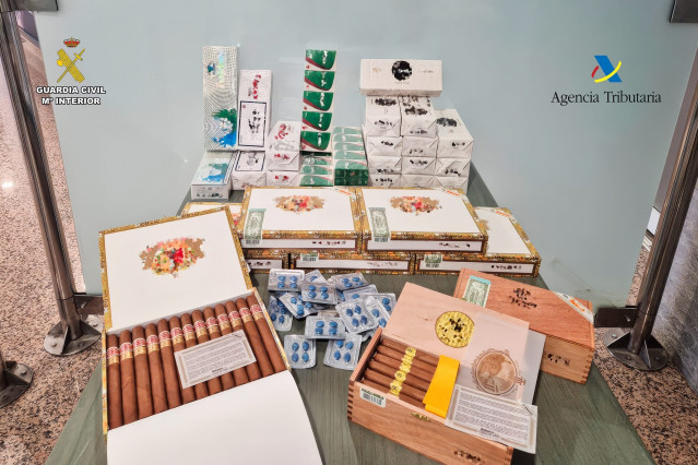 Puros, viagra y cigarrillos intervenidos a un pasajero en Alvedro