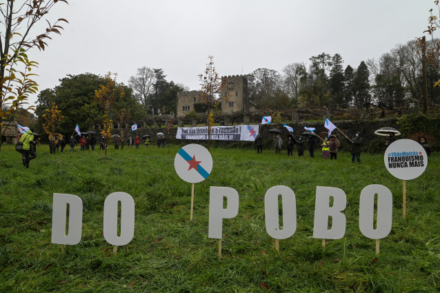 Archivo - El BNG realiza un performance en las inmediaciones del pazo de Meirás el día de su entrega al Estado