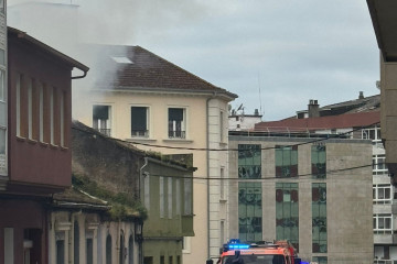 Un incendio destruye la 'narcocasa' okupada' de Os Duráns, en Vilagarcía de Arousa.