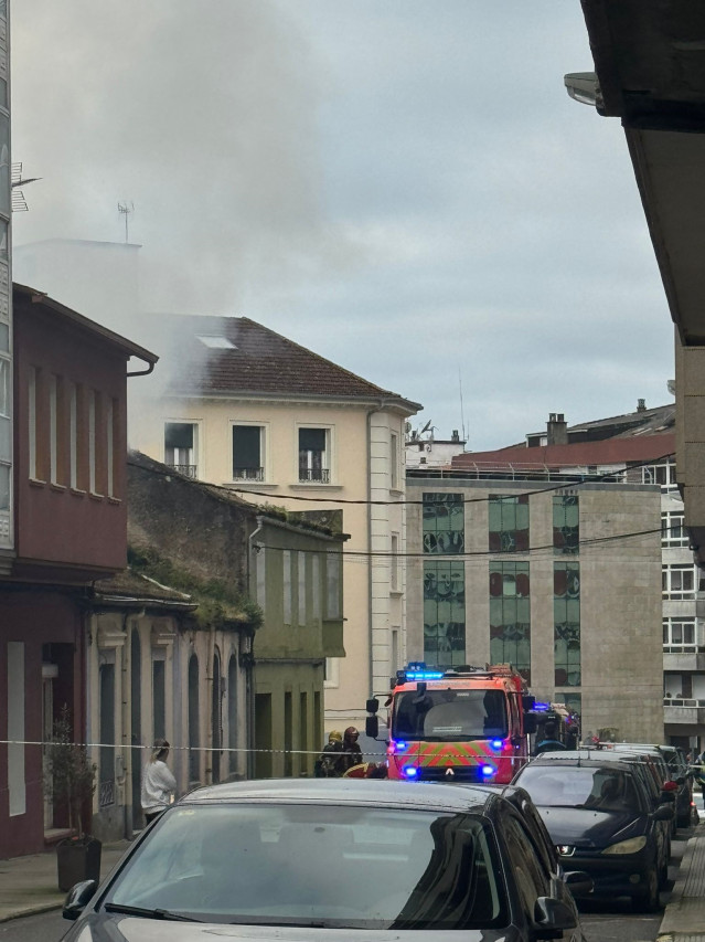 Un incendio destruye la 'narcocasa' okupada' de Os Duráns, en Vilagarcía de Arousa.