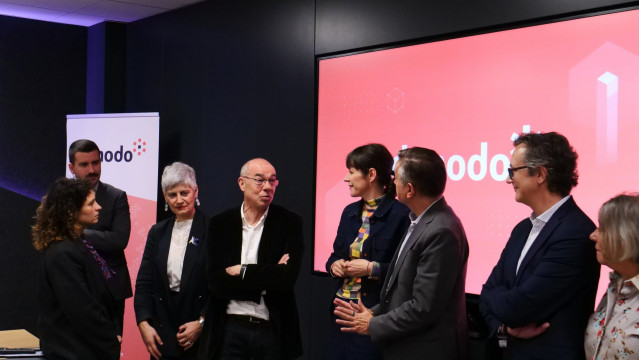 La portavoz nacional del BNG, Ana Pontón, y el portavoz del grupo municipal nacionalista en A Coruña, Francisco Jorquera, en la visita a una empresa en A Coruña