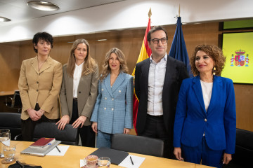 (I-D) La ministra de Seguridad Social, Inclusión y Migraciones, Elma Saiz; la vicepresidenta tercera y ministra para la Transición Ecológica y el Reto Demográfico, Sara Aagesen; la vicepresidenta 