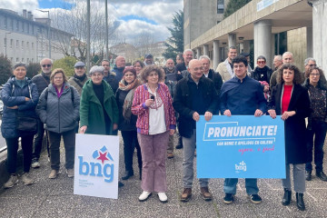 La alcaldesa de Santiago, Goretti Sanmartín, junto a militantes y simpatizantes del BNG en un acto de la campaña 'Pronúnciate!'.