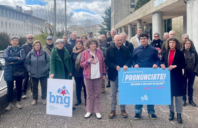 La alcaldesa de Santiago, Goretti Sanmartín, junto a militantes y simpatizantes del BNG en un acto de la campaña 'Pronúnciate!'.