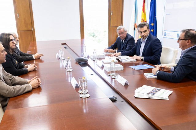 El conselleiro de Presidencia, Xustiza e Deportes, Diego Calvo, recibe a representantes de la Unión Profesional de Galicia