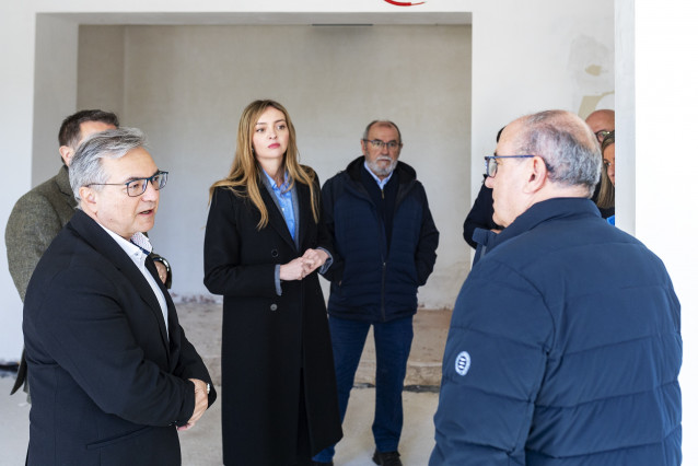 La conselleira de Política Social e Igualdade, Fabiola García, visita las obras del nuevo hogar residencial de A Gudiña.