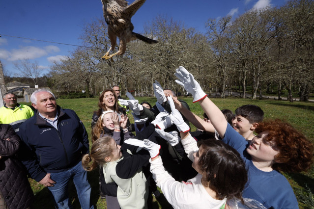 La conselleria de Medio Ambiente e Cambio Climático, Ángeles Vázquez, participa en la suelta de dos azores en Outeiro de Rei